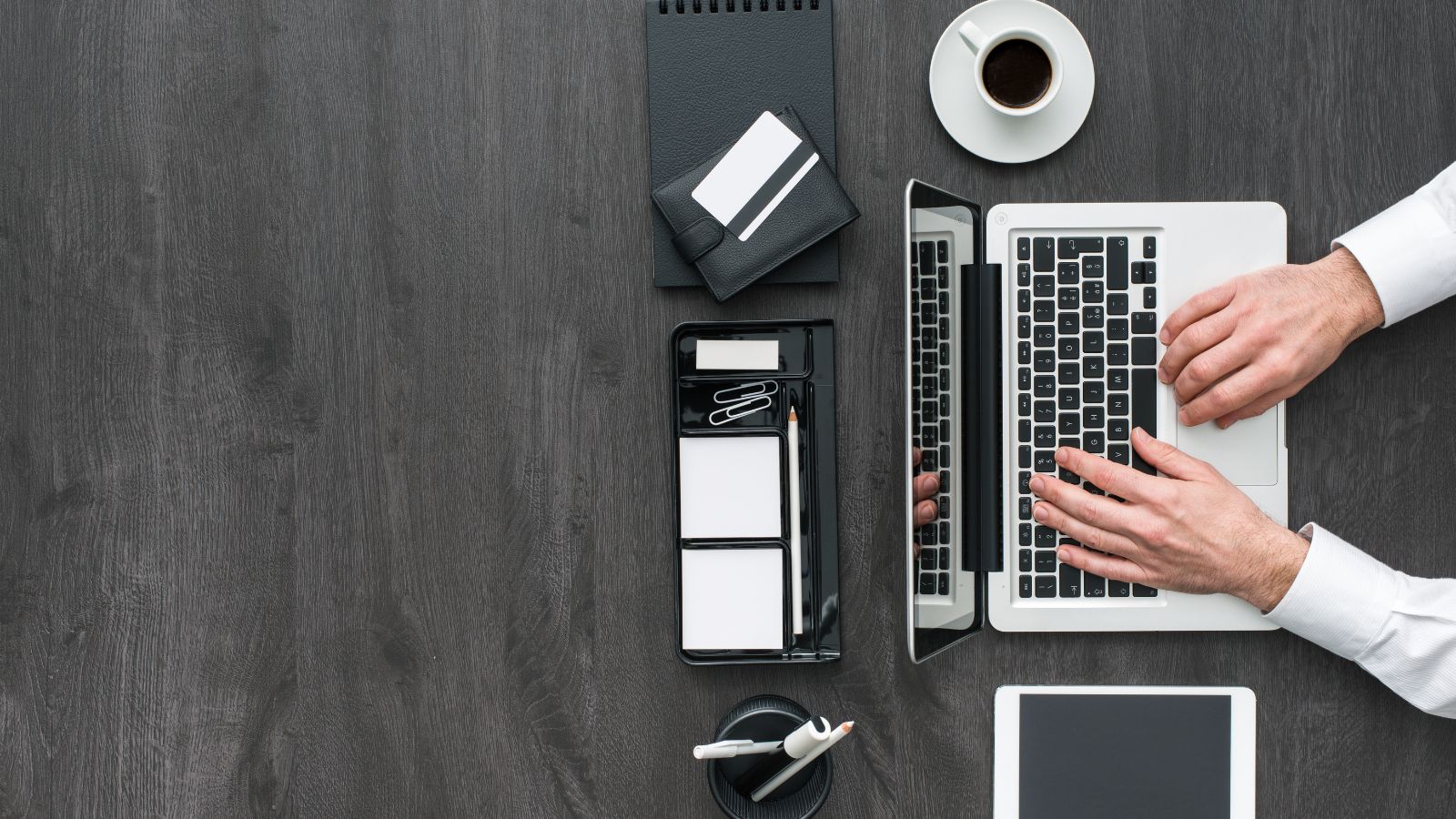Best 10 Corporate Gifts Under $25 in UAE
