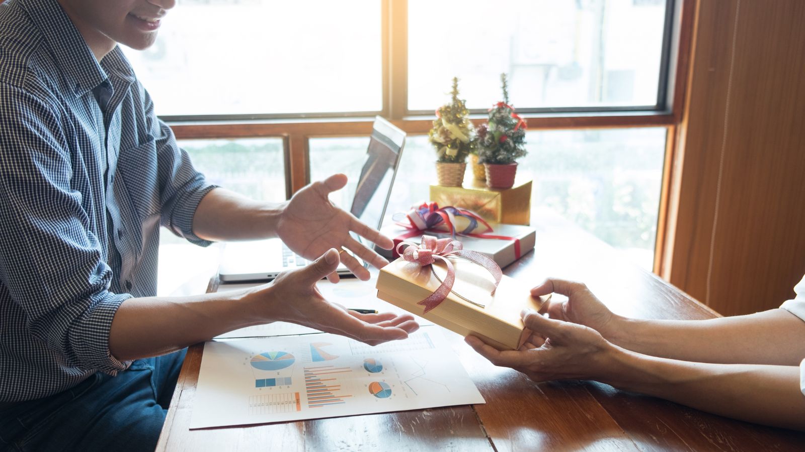 Humd Vs UAE Traditional Corporate Gifting Suppliers