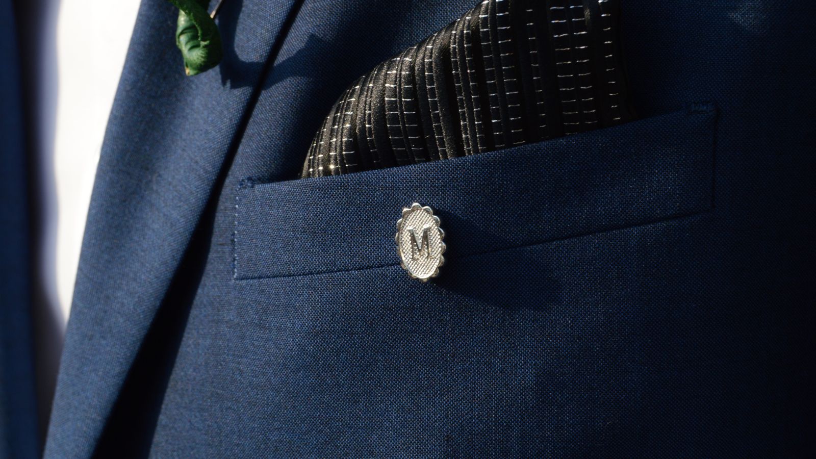 Are lapel pins still fashionable? Dubai Guide