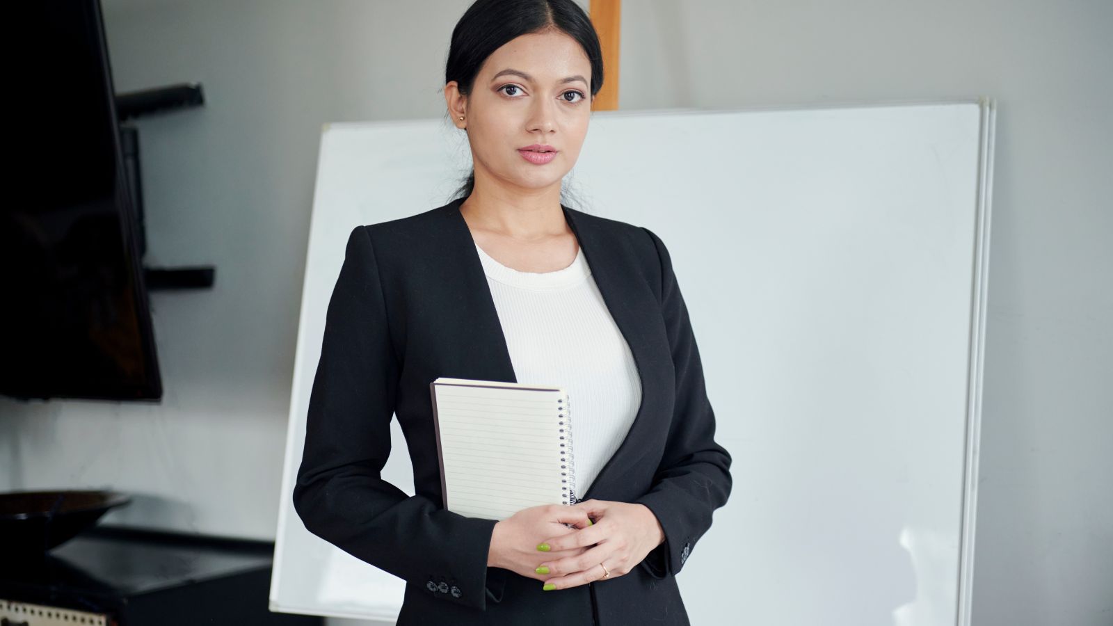 Best Corporate Gifts for Women in Dubai & UAE: 12 Thoughtful Ideas